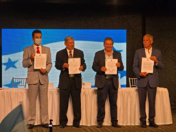 Nelson Ávila y Rixi Moncada no estuvieron en la firma del acuerdo.