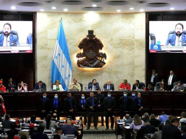 Diputados de oposición piden cierre de sesión para votar acta en el Congreso Nacional.