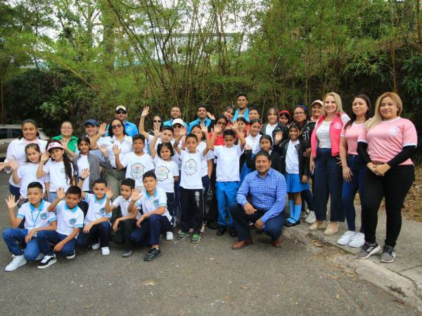Estudiantes y docentes de los centros educativos en compañía del personal de la UMAPS y la AMDC.