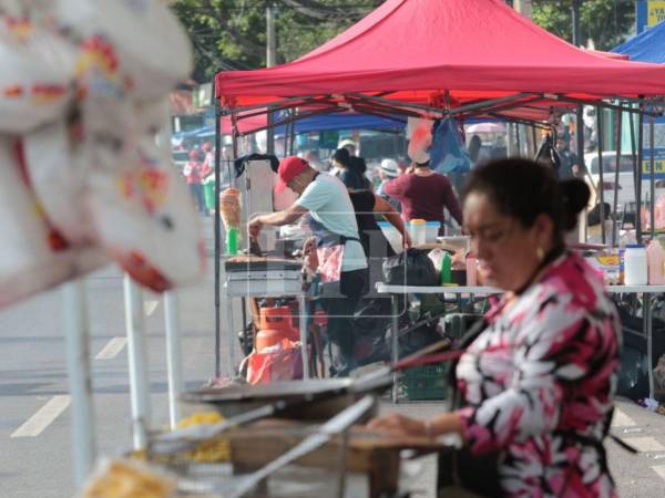 Comidas completas, golosinas y hasta postres: los emprendedores capitalinos aprovechan los desfiles patrios para vender sus productos.