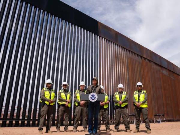 Kristi Noem, secretaria de Seguridad Nacional de EE.UU., anunció que el muro fronterizo será pintado de negro.