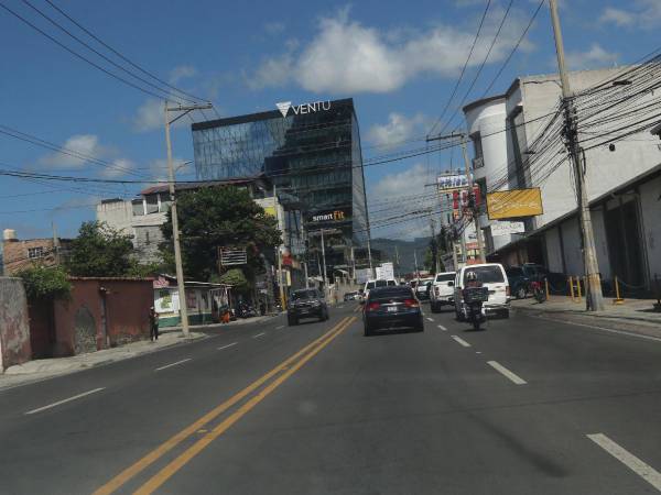El plan piloto en Los Alcaldes contempla un carril exclusivo para motos para evaluar su impacto en la movilidad y seguridad vial capitalina.