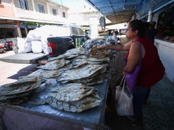 Comerciantes reportan alzas de hasta 30 lempiras en mariscos por la escasez, en plena víspera de Semana Santa, cuando aumenta el consumo en los hogares.