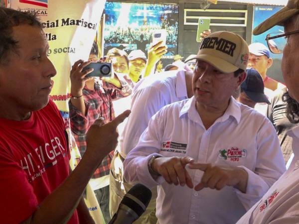 Fotografía cedida por la Presidencia del Consejo de Ministros de Perú del presidente del Consejo de Ministros de Perú, Eduardo Arana (c), a su llegada este jueves, a la población de Santa Rosa, una isla en medio del río Amazonas bajo soberanía peruana, situada frente a la ciudad colombiana de Leticia, en la triple frontera amazónica con Brasil.