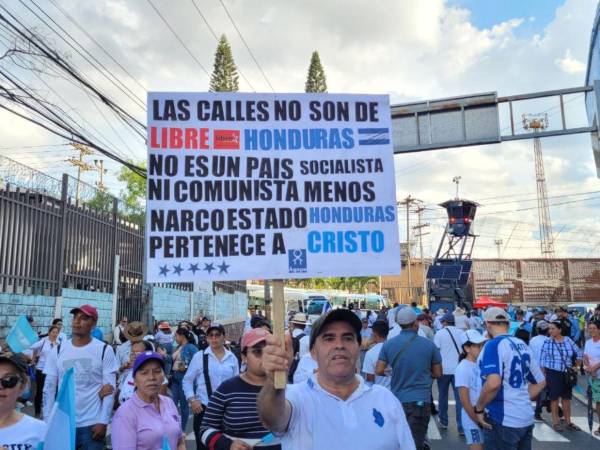 Momento en que le intentan quitar la pancarta.