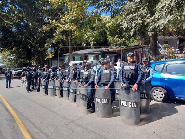 El desalojo de los habitantes de la colonia Las Crucitas, en el sector de El Picacho, fue suspendido temporalmente este jueves, luego de varias horas de tensión generadas por la ejecución de una orden judicial.