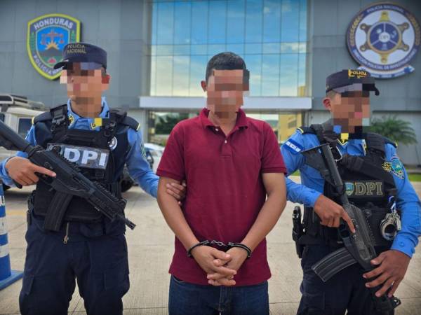 El hombre de 37 años de edad fue capturado por agentes de la Policía Nacional por suponerlo sospechoso de cometer el delito de asesinato en el municipio de San Lucas, El Paraíso.