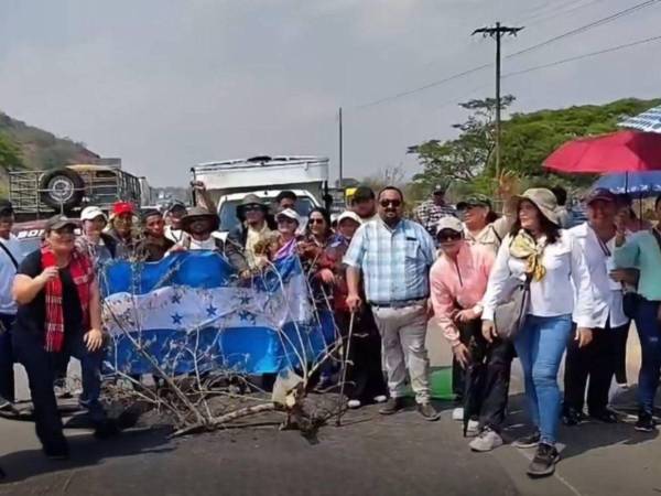 Los maestros han realizado acciones de protesta con toma de carreteras en diferentes sectores del país en demanda del cumplimiento de los acuerdos con las autoridades para que les cancelen los salarios.