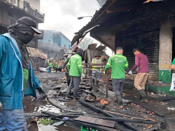 En cenizas quedaron los locales del conocido mercado Medina.