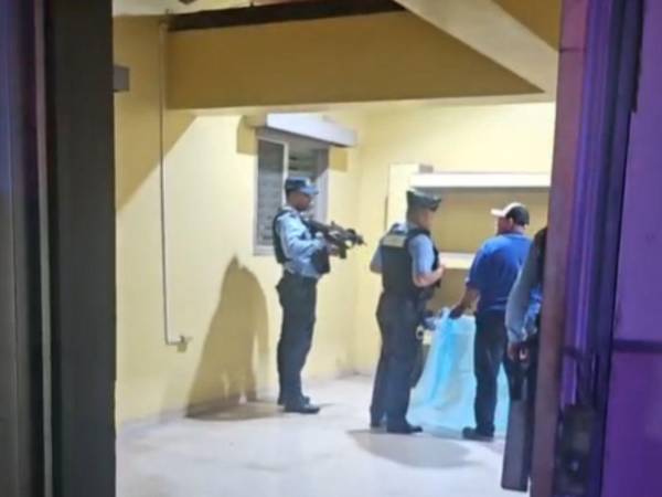 Elementos de la Policía Nacional de Honduras llegaron hasta el centro hospitalario donde trasladaron el cadáver del joven.