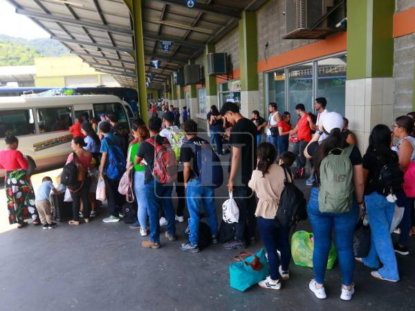 Decenas de personas comenzaron a llenar la Gran Central Metropolitana para iniciar sus vacaciones por el Feriado Morazánico. Aquí las imágenes.