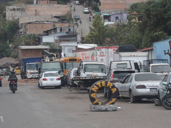 En la colonia José Ángel Ulloa, varios talleres utilizan los carriles y aceras como estacionamiento, afectando la movilidad y seguridad de los conductores y peatones.