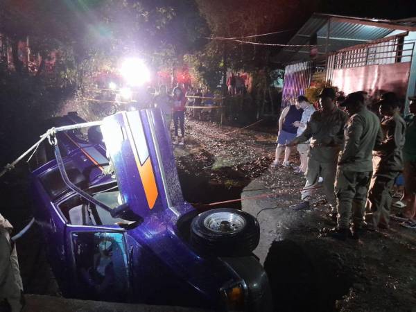 El carro quedó completamente metido dentro del socavón.
