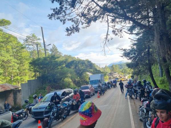 Conductores denuncian demoras de hasta dos horas para cruzar el kilómetro 12 en Zarabanda, donde un socavón mantiene cerrado un carril desde hace más de 15 días.