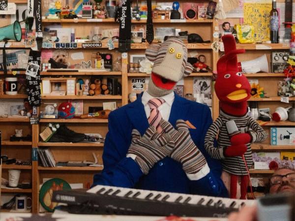 El programa 31 Minutos, estrenado en 2003, simula un informativo de actualidad conducido por títeres que combina humor con secciones de reportajes, deportes y conteos musicales.