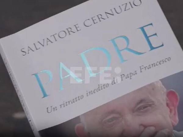 La obra retrata su cercanía, humor y preocupaciones por conflictos como Gaza y Ucrania.