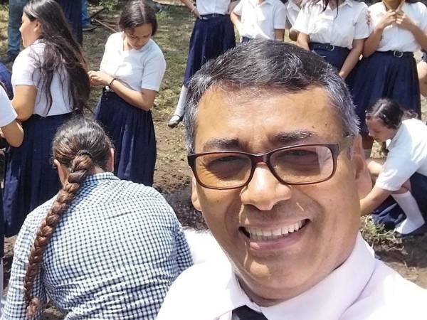 Entre las evidencias encontradas tras la muerte del director Víctor Fiallos, un elemento en particular ha captado la atención de los investigadores: una supuesta carta de despedida hallada dentro de la oficina donde fue encontrado sin vida.