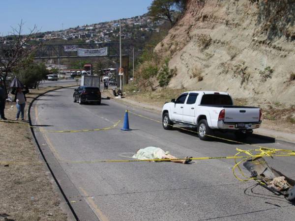 Una señora de la tercera edad murió arrollada la mañana de este sábado 12 de abril por un motociclista a la altura de la colonia Divino Paraíso de la capital. Cabe mencionar que estaba a pocos metros del puente peatonal. Aquí los detalles.
