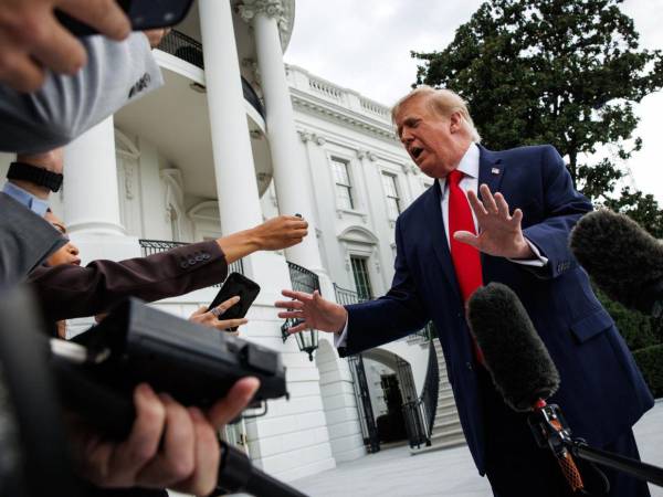 Trump habló con la prensa en los jardines de la Casa Blanca antes de abordar su helicóptero.