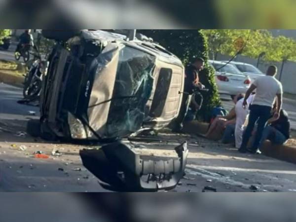 El vehículo quedó en medio de la calle en el bulevar Fuerzas Armadas.