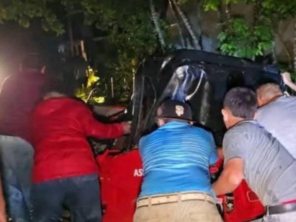 Personas de la zona sacan el cuerpo del menor de entre el amasijo de hierro de la mototaxi.