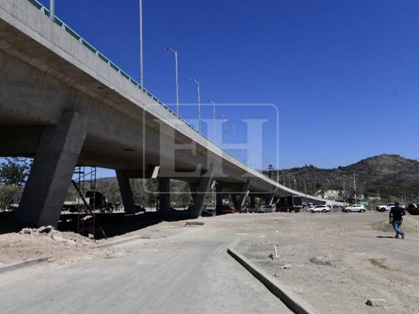 Personal de la Alcaldía Municipal del Distrito Central avanza en la pavimentación de las vías adyacentes al Puente Papa Francisco, mientras la obra principal continúa sin fecha oficial de apertura. Primero estaría completa para mayo de 2025, luego enero 2026, pero a la fecha sigue en obra.