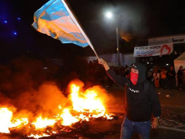 Los colectivos de Libre atendieron al llamado de su coordinador, Manuel Zelaya, generando caos frente al Infop.