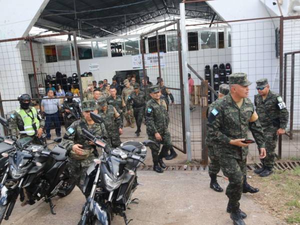 Militares de Estados Unidos y Brasil hicieron recorrido por las instalaciones de Centro Logístico Electoral (CLE) para conocer el proceso electoral de Honduras. Aquí más detalles.