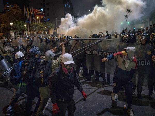 Los manifestantes portaban banderas y carteles en rechazo al Congreso y a Jerí.