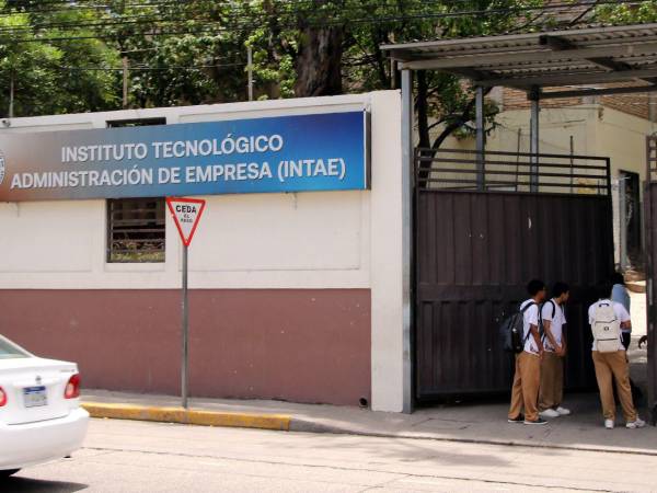 Varios centros educativos advierten que podrían no participar en los desfiles patrios debido a restricciones sobre música, vestuario y participantes.