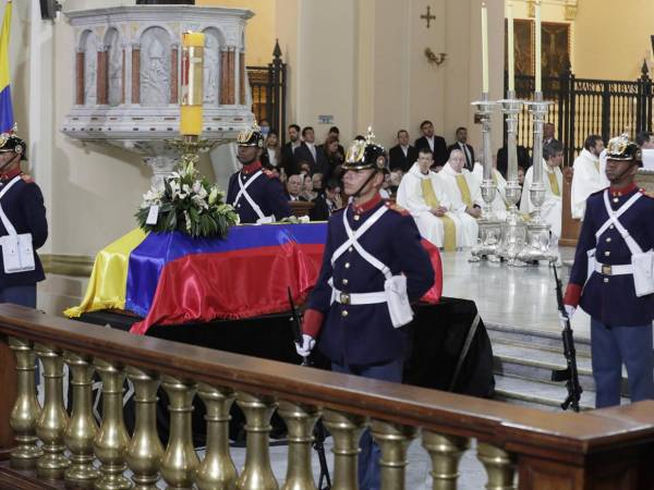 El presidente colombiano, Gustavo Petro, dijo este miércoles que ni él ni su gabinete asistieron al funeral del senador y precandidato presidencial Miguel Uribe Turbay por solicitud expresa de la familia del político, fallecido el lunes tras resultar gravemente herido en un atentado. Pero lo que causa polémica es que le haya cambiado el nombre durante un evento al dedicarle un minuto de silencio.