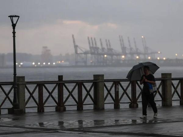 Olas gigantescas y vientos extremos azotan el Pacífico, dejando sin electricidad a miles de familias e interrumpiendo el transporte en la región oriental.