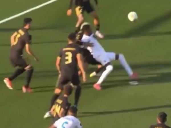 En los primeros minutos se dio la acción y generó dudas sobre si era penal.