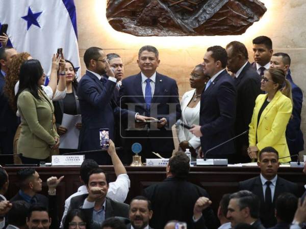 Pablo Emilio Reyes Theodore fue juramentado por el presidente del Congreso.