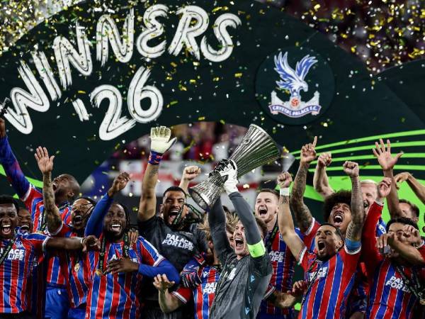 Los jugadores del Crystal Palace levantan el trofeo de la Conference League.