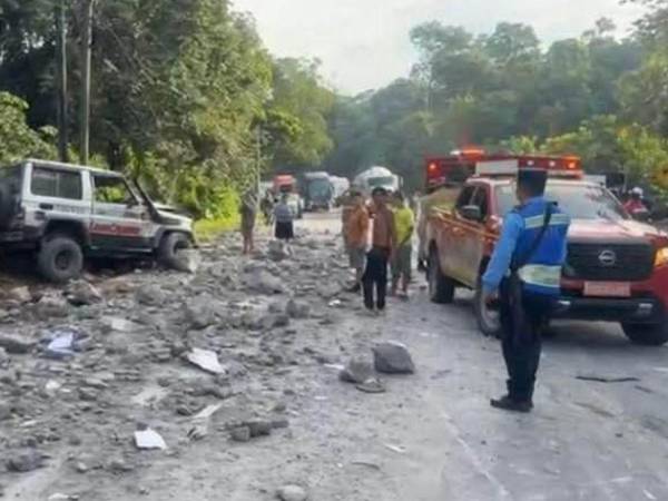 Un trágico accidente en el municipio de Santa Cruz de Yojoa dejó un fallecido y tres heridos tras el impacto de una volqueta cargada de piedra.