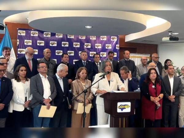 La presidenta del Cohep, Anabel Gallardo, leyó el manifiesto con los representantes de la organización.