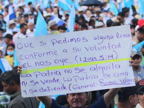 Uno de los participantes en la caminata llevó consigo una pancarta con un mensaje en apoyo a Romeo Vásquez, quien está prófugo de la justicia desde marzo.