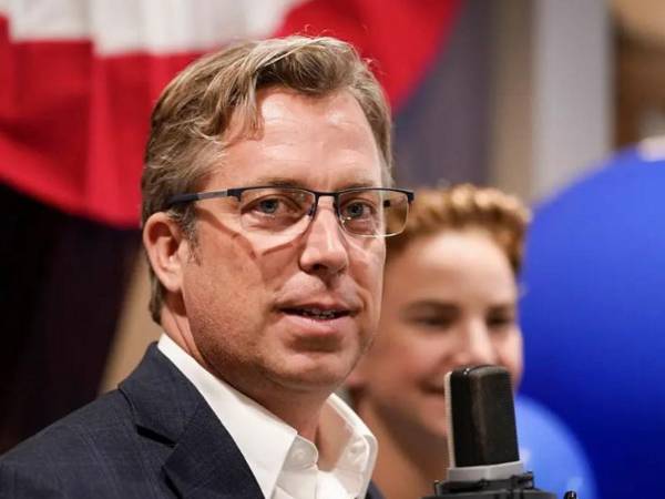 El representante Andy Ogles ha presentado una legislación para autorizar al presidente Trump a suspender toda la ayuda a Honduras en respuesta a su amenaza de cerrar la base militar estadounidense en el país, si el presidente electo Donald Trump impone deportaciones masivas de inmigrantes ilegales. ¿En qué consiste?