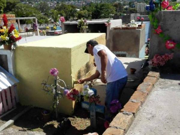 Con flores, fe y agradecimiento capitalinos limpiaron y conmemoraron la memoria de sus seres queridos en año nuevo 2026.