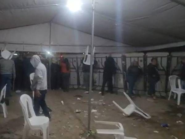 La guerra campal se ha producido durante varios días, frente y dentro de las instalaciones del Instituto Nacional de Formación Profesional (Infop), dónde funciona el Centro de Logística Electoral (CLE).