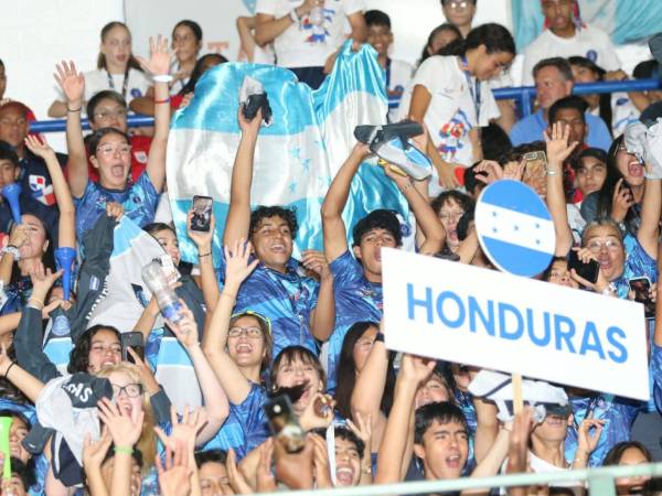 Muchos hondureños estuvieron apoyando en la Villa Olímpica de la capital.