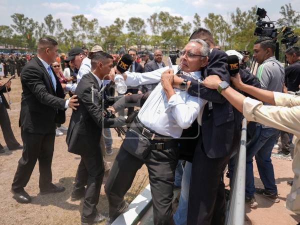 Momento en que el periodista Hedy Quintero fue tomado por el cuello por un miembro de la Guardia de Honor Presidencial durante la ceremonia de ascensos militares.