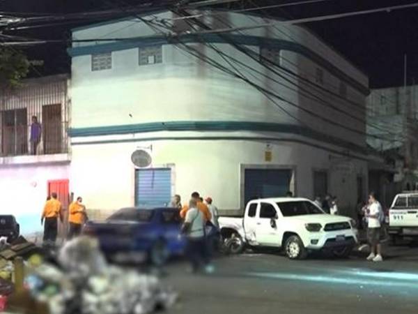 Según los lesionados, el turismo azul presuntamente no hizo el alto e impactó la paila en la que viajaban cinco personas.