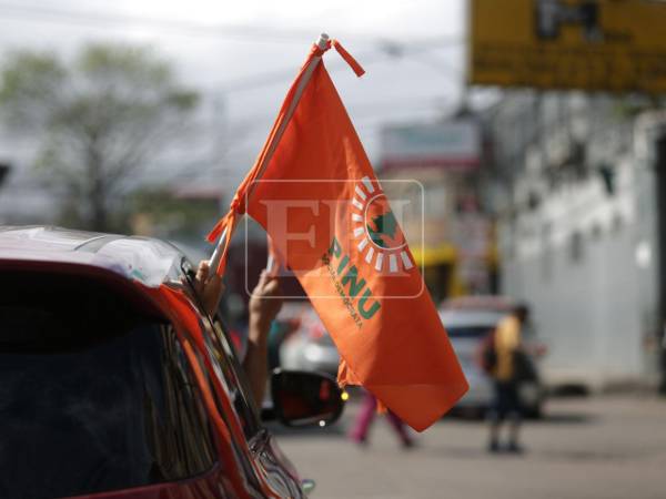 Con banderas y el apoyo de su gente, el candidato presidencial del Partido de Innovación y Unidad Social Demócrata (PINU-SD), Nelson Ávila, concluyó este domingo su campaña electoral con una caravana que partió desde la sede del partido en la calle Real de Comayagüela y finalizó en la colonia El Carrizal.