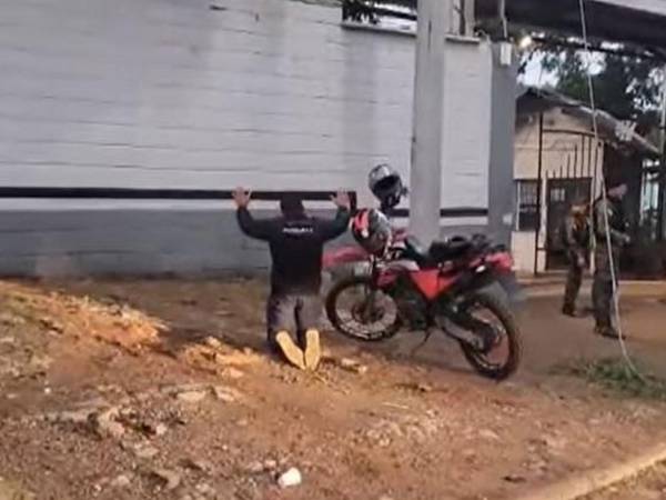 Por algunos minutos el ciudadano permaneció de rodillas elevando una plegaria al cielo.