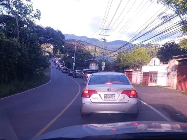 Con rutas colapsadas y transporte limitado, los pobladores se apoyan con traslados y denuncias ciudadanas para mantener la movilidad en medio del caos.