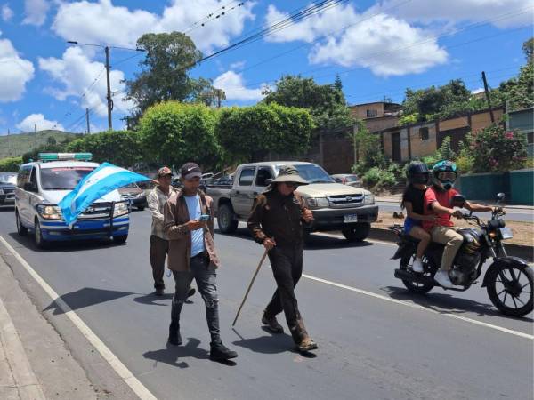 El padre Leopoldo Serrano recorrió 400 kilòmetros desde Santa Bárbara a Tegucigalpa.