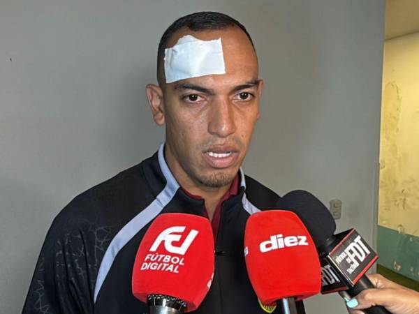 El defensa no pudo continuar la segunda parte del encuentro por un golpe en la cabeza.