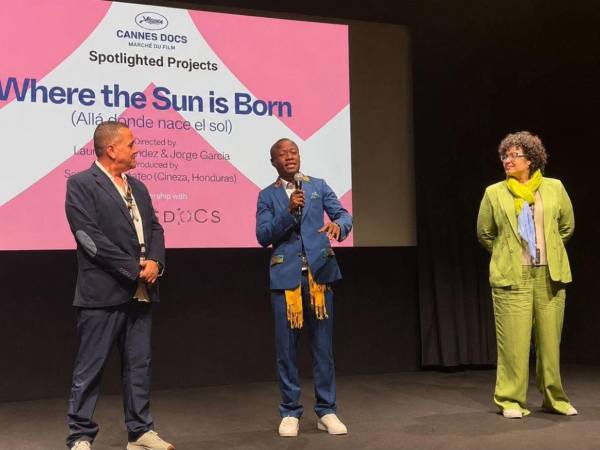 El productor Servio Tulio Mateo, y los codirectores del documental Jorge García y Laura Bermúdez, durante su presentación en Cannes Docs.